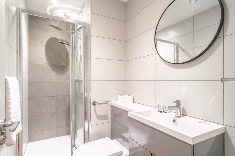 Stunning 2BED Flat in Central Location w Security Apartment in Salford