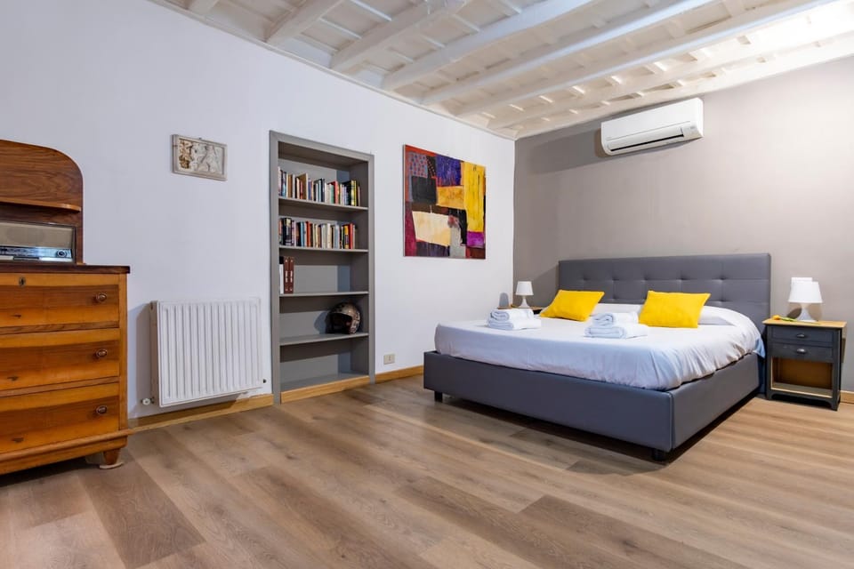 Bed, Library, Living room, Photo of the whole room, Seating area, Bedroom, internet