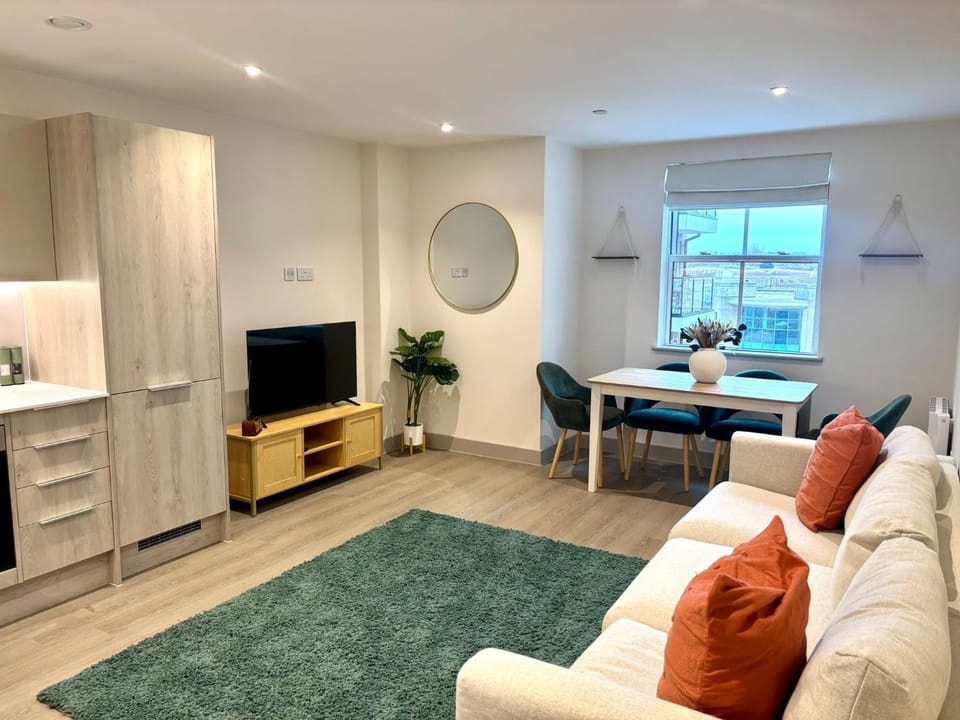 TV and multimedia, Living room, Seating area, Dining area