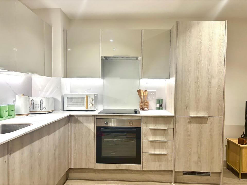 Coffee/tea facilities, Kitchen or kitchenette, oven, stove, toaster