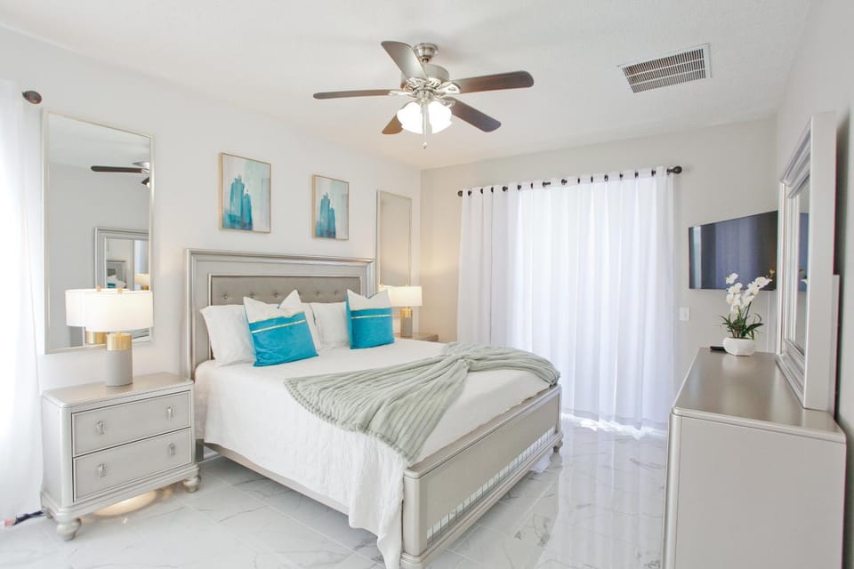 Bed, TV and multimedia, Photo of the whole room, Bedroom