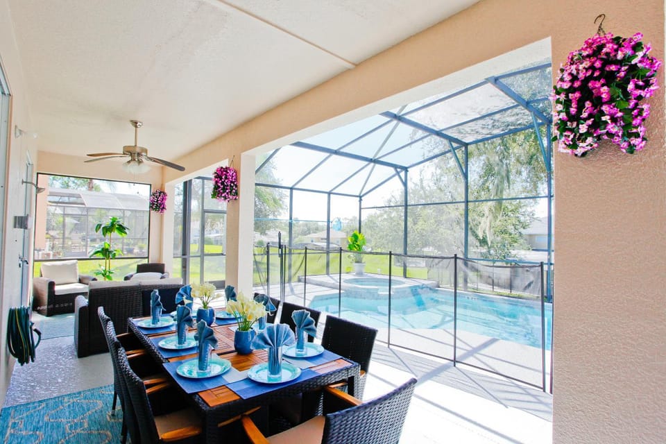 Dining area, Pool view, Swimming pool