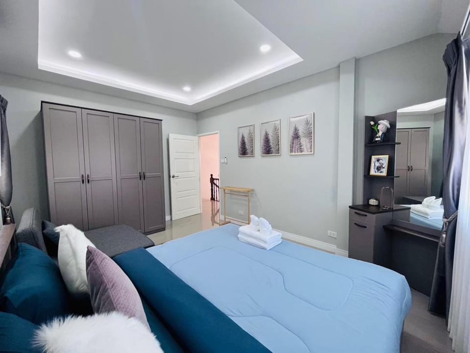 Photo of the whole room, Bedroom