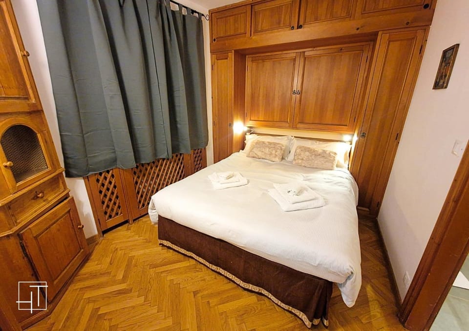 Bed, Bedroom, locker, towels