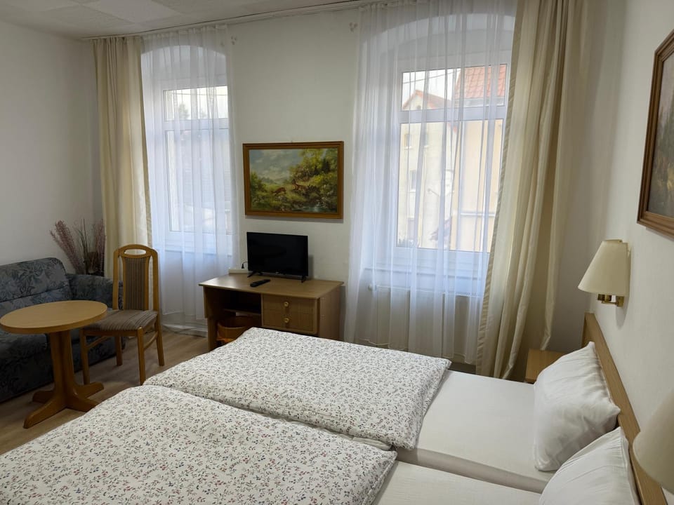 Bed, TV and multimedia, Seating area