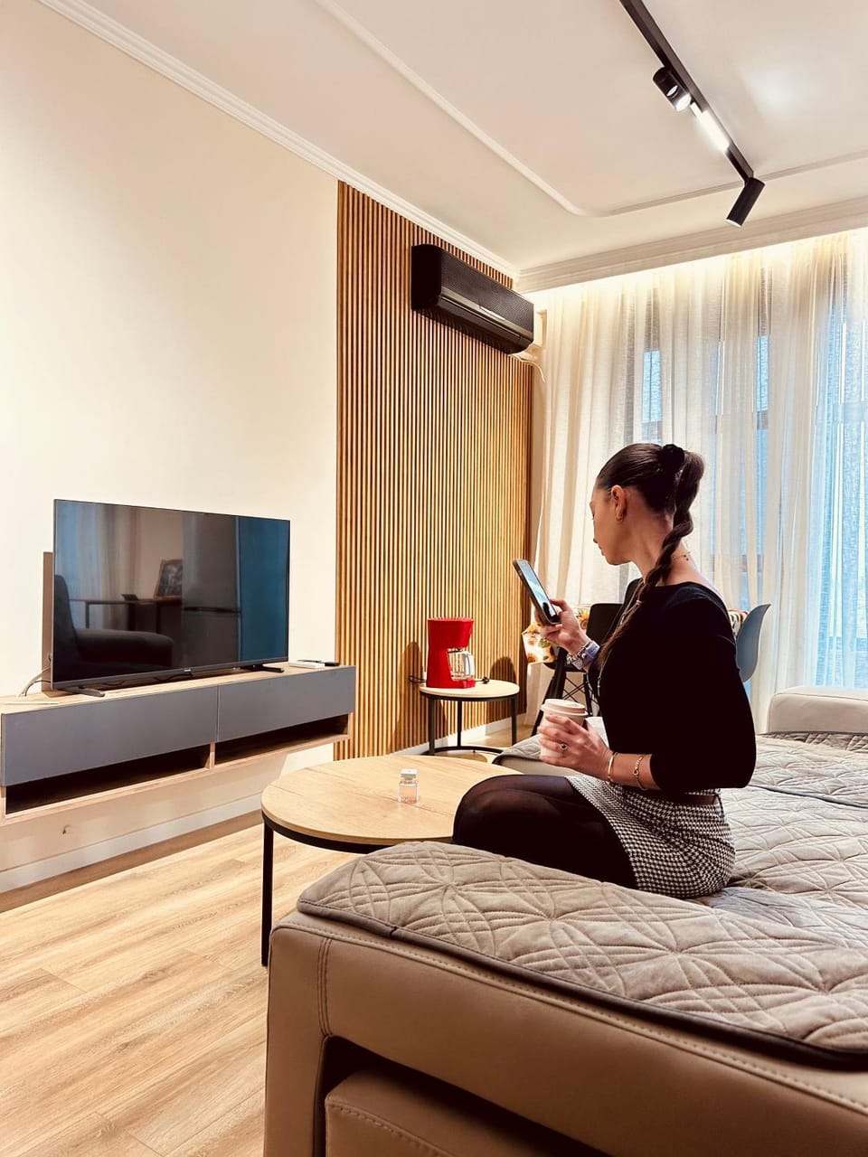 Communal lounge/ TV room, TV and multimedia, Living room, Photo of the whole room, Seating area, air conditioner