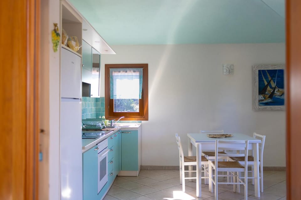 Kitchen or kitchenette, Dining area, stove