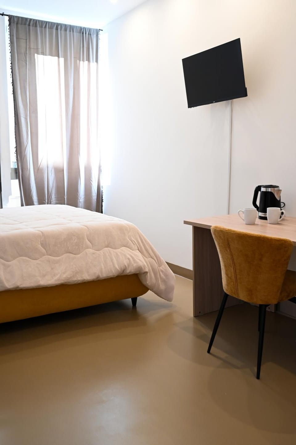 Bed, TV and multimedia, Photo of the whole room, Bedroom
