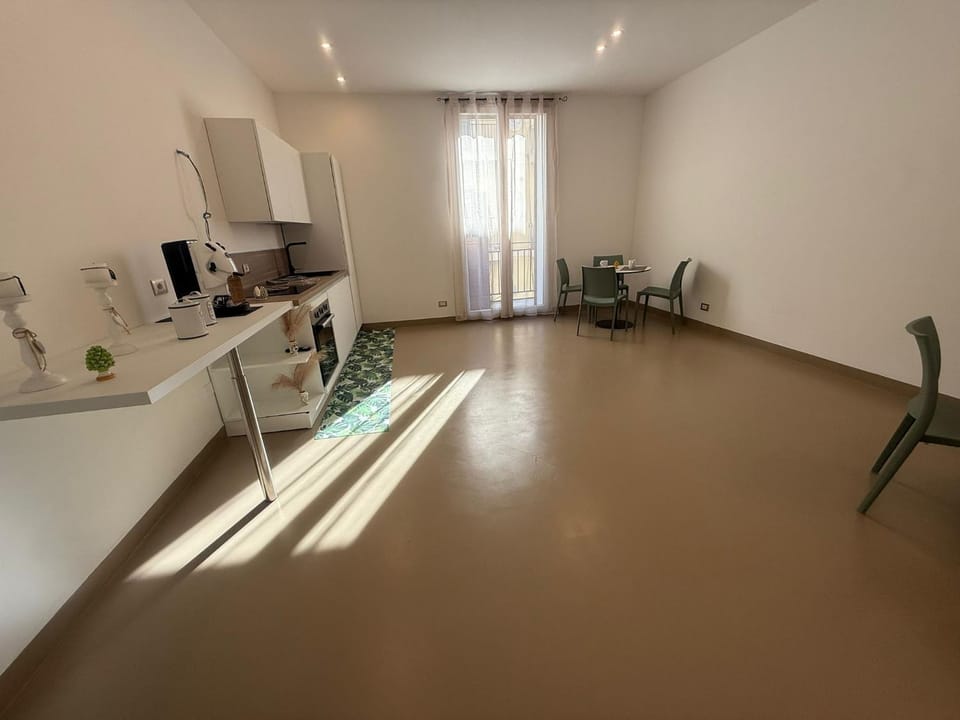 Kitchen or kitchenette, Dining area, minibar