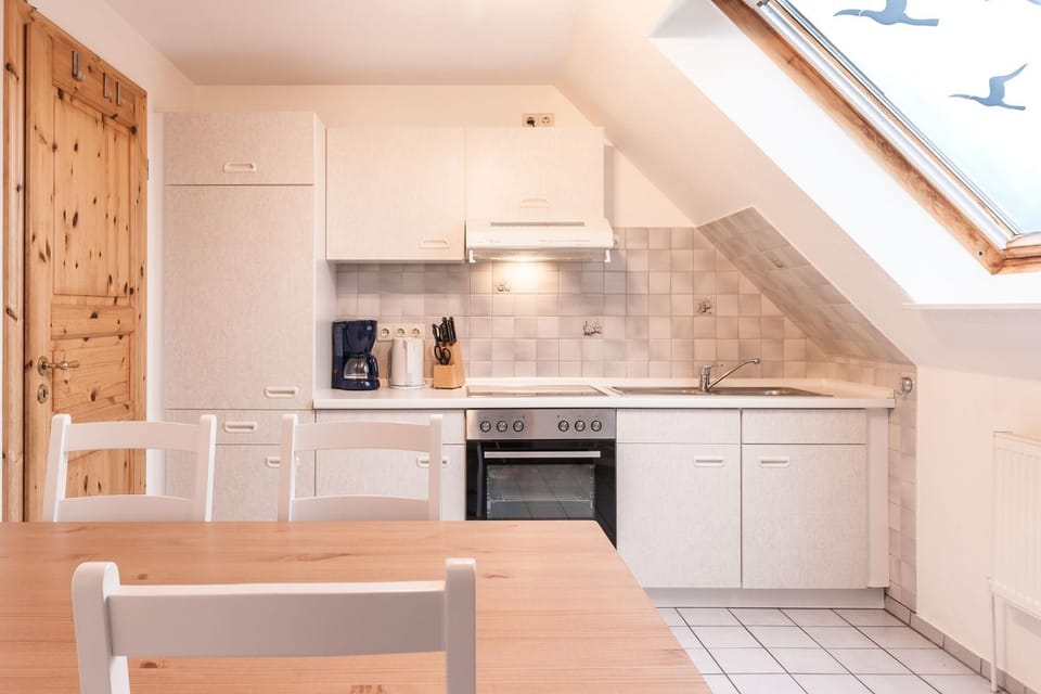 Kitchen or kitchenette, Dining area, dishwasher, stove