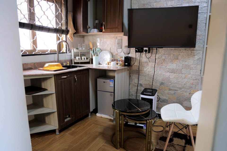TV and multimedia, Kitchen or kitchenette, Seating area