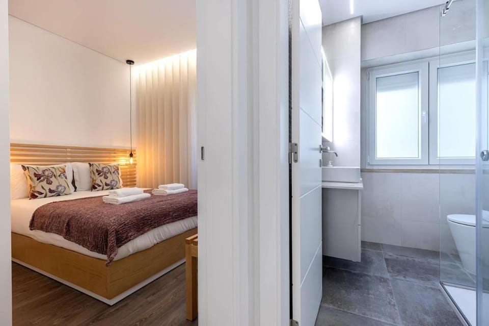 Toilet, Bed, Bathroom, Photo of the whole room, Bedroom, towels