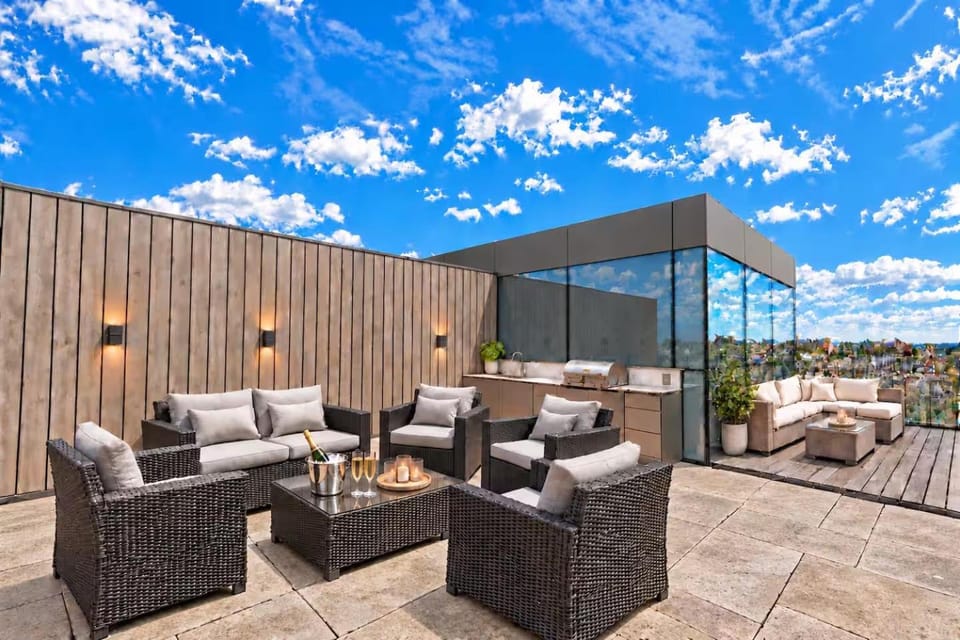 Super Views Tower Bridge Luxury Entire apartment over 2000sqft Private Jacuzzi Apartment in London Borough of Southwark