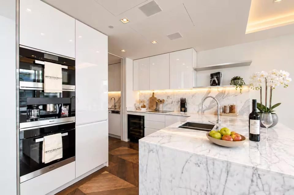 Super Views Tower Bridge Luxury Entire apartment over 2000sqft Private Jacuzzi Apartment in London Borough of Southwark