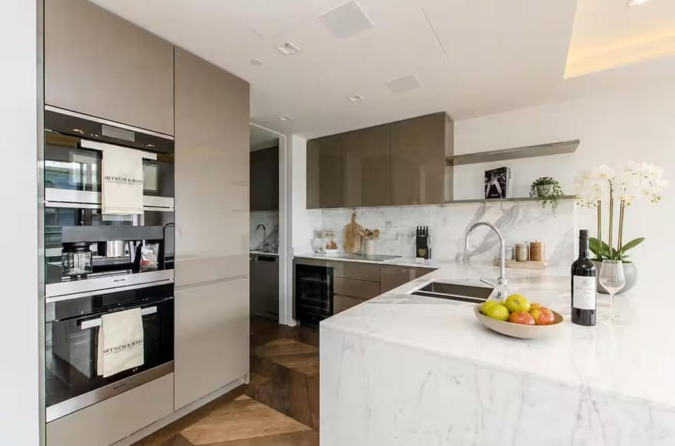 Super Views Tower Bridge Luxury Entire apartment over 2000sqft Private Jacuzzi Apartment in London Borough of Southwark