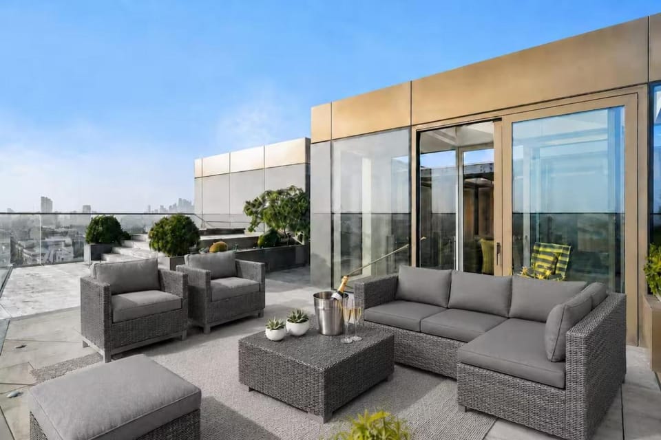 Super Views Tower Bridge Luxury Entire apartment over 2000sqft Private Jacuzzi Apartment in London Borough of Southwark