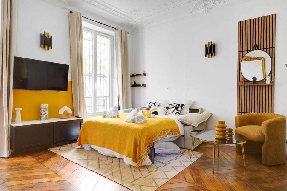 Bed, Living room