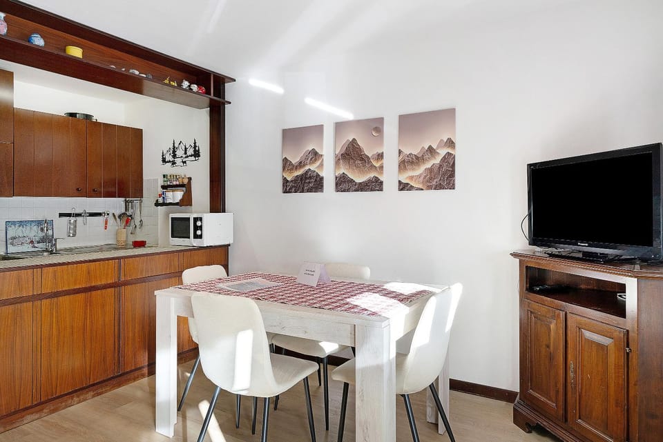 Property building, Kitchen or kitchenette, Living room