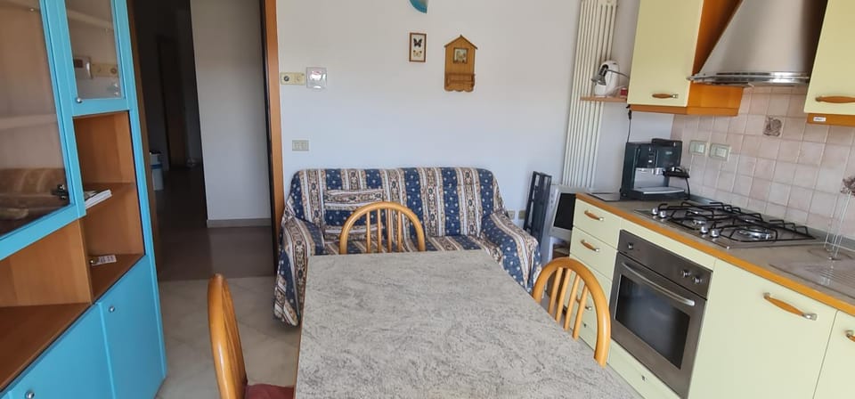 Kitchen or kitchenette, Dining area, oven, stove