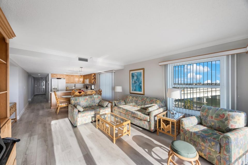 3b 2b Direct Beach Front Top Floor Corner Apartment in Madeira Beach