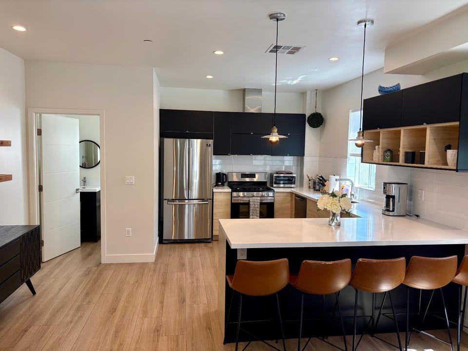Cheerful 3B 3Bath Townhouse Apartment in Studio City