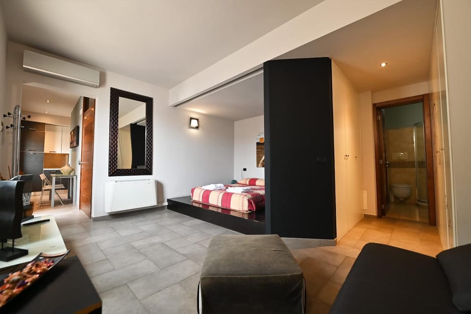 Bed, TV and multimedia, Living room, Photo of the whole room, Seating area, Bedroom, air conditioner