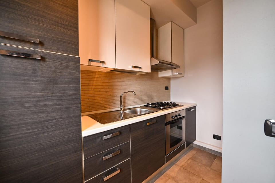 Kitchen or kitchenette, minibar, stove