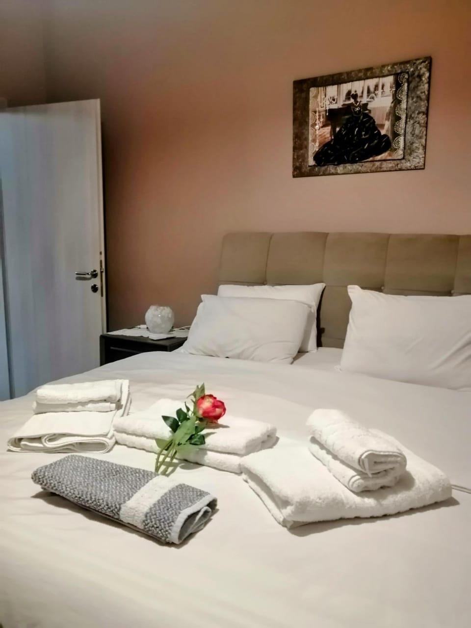 Bed, Bedroom, towels