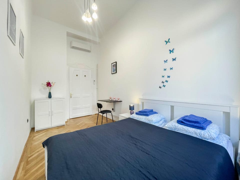 W25 Spacious 3BR Free Parking Apartment in Budapest