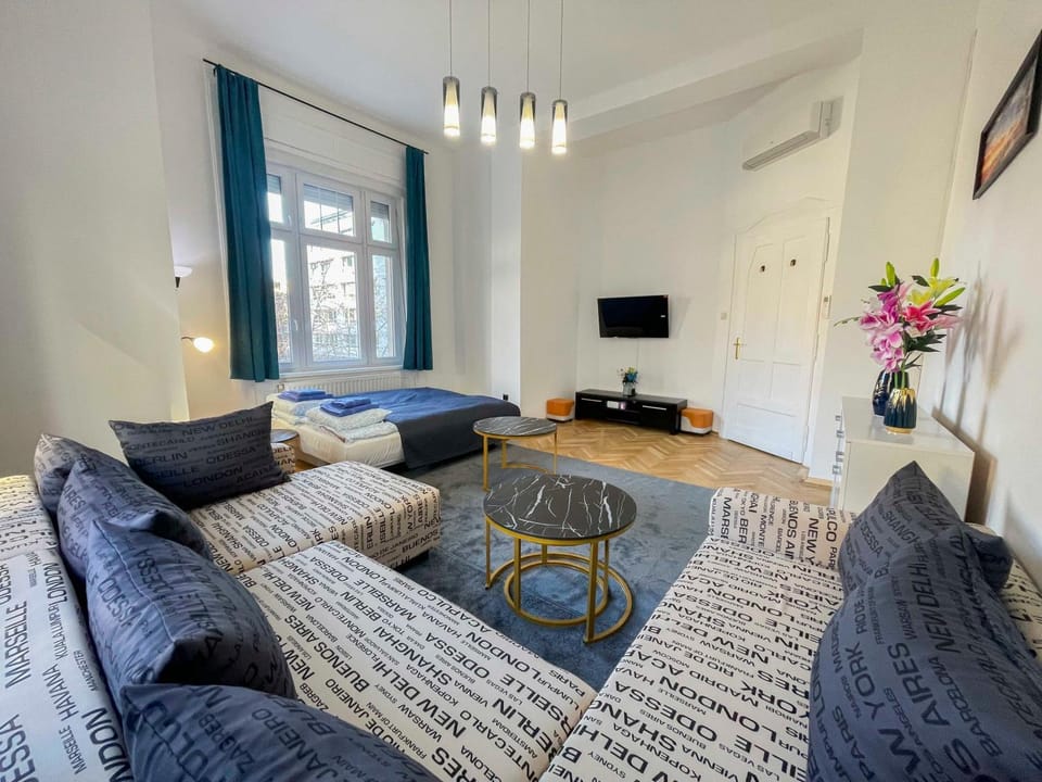 W25 Spacious 3BR Free Parking Apartment in Budapest
