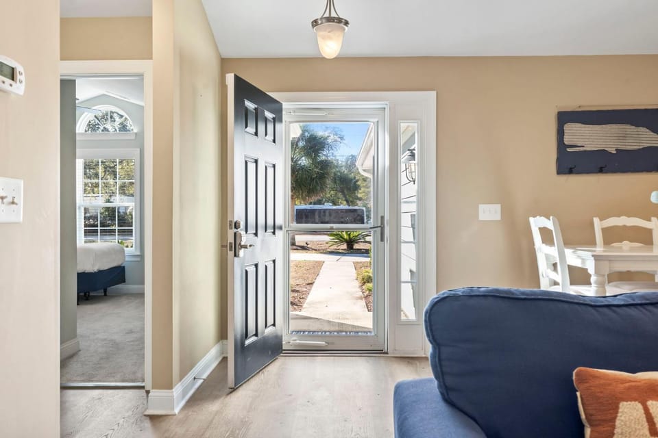 Coastal Pet Friendly Getaway in Murrels Inlet! Perfect for 8 Guests! House in Murrells Inlet
