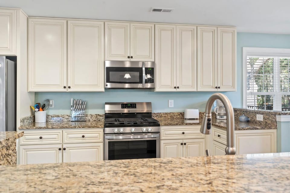 Coastal Pet Friendly Getaway in Murrels Inlet! Perfect for 8 Guests! House in Murrells Inlet
