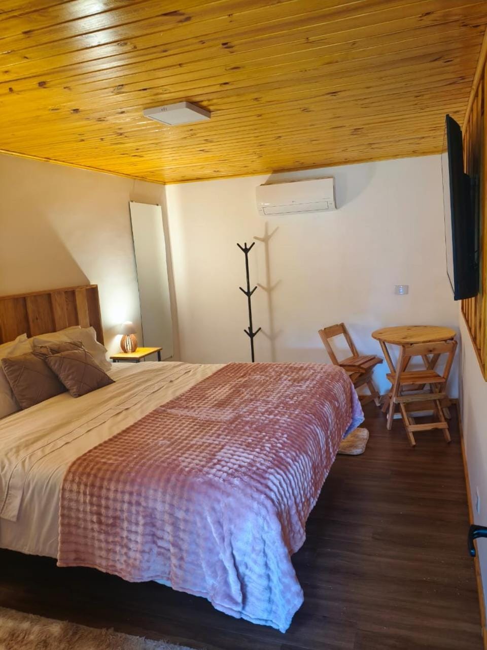 Bed, TV and multimedia, Photo of the whole room, Bedroom