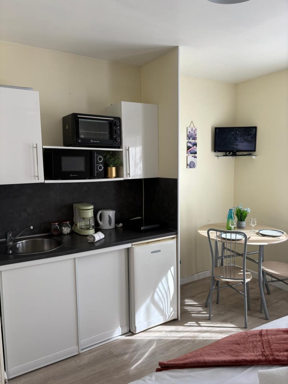 Coffee/tea facilities, Kitchen or kitchenette, Dining area, microwave, oven, stove