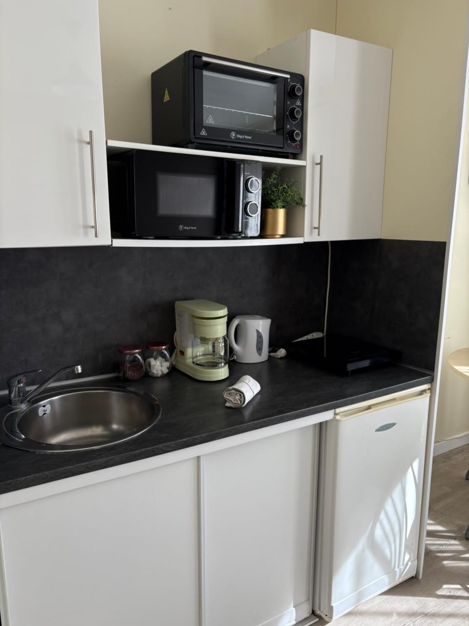 Coffee/tea facilities, Kitchen or kitchenette, microwave, oven, stove