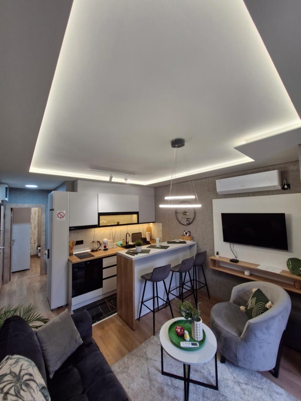 Kitchen or kitchenette, Living room, Dining area