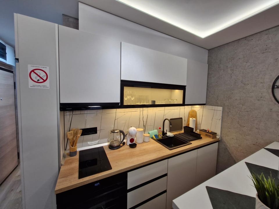 Coffee/tea facilities, Kitchen or kitchenette, oven, stove