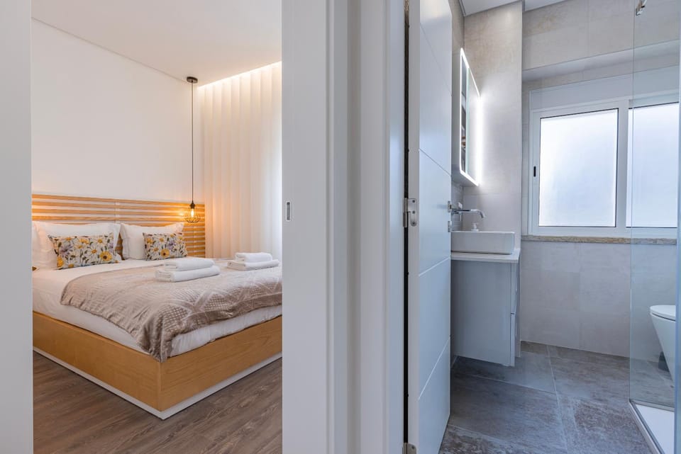 Bed, Bathroom, Photo of the whole room, Bedroom, towels