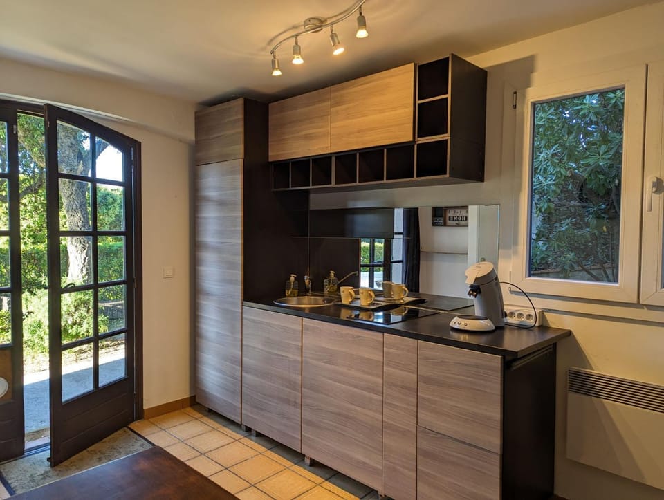 Coffee/tea facilities, Kitchen or kitchenette, stove