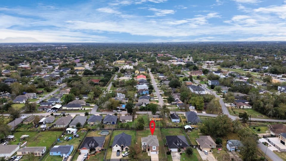 Property building, Facade/entrance, Day, Neighbourhood, Natural landscape, Bird's eye view, City view, Street view, Location, Parking