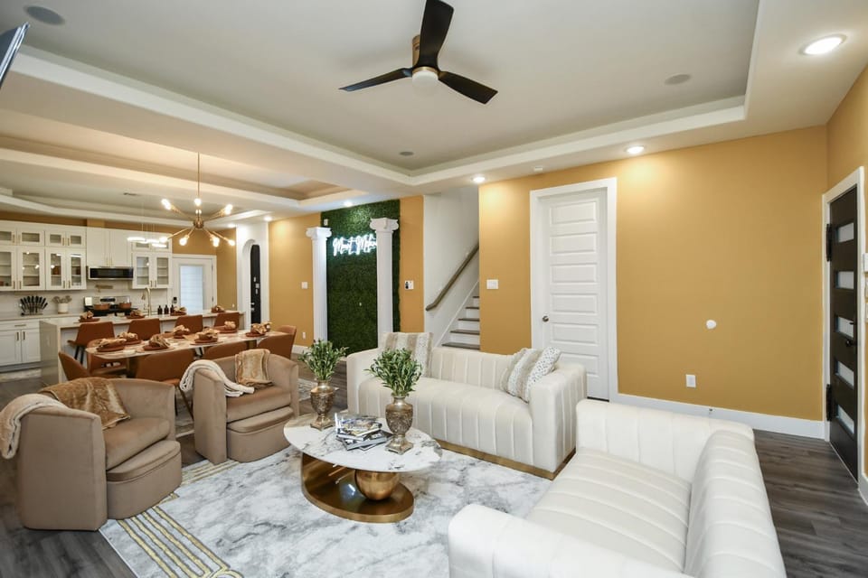 TV and multimedia, Coffee/tea facilities, Living room, Decorative detail, Seating area, Dining area, microwave, stove, toaster
