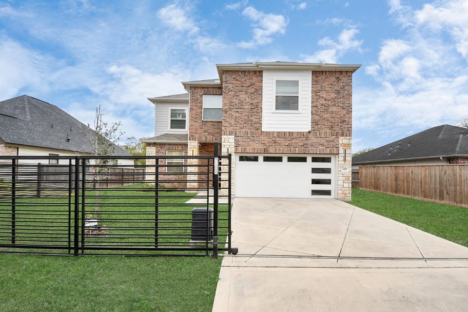Property building, Facade/entrance, Spring, Day, Neighbourhood, Garden, Street view, Parking