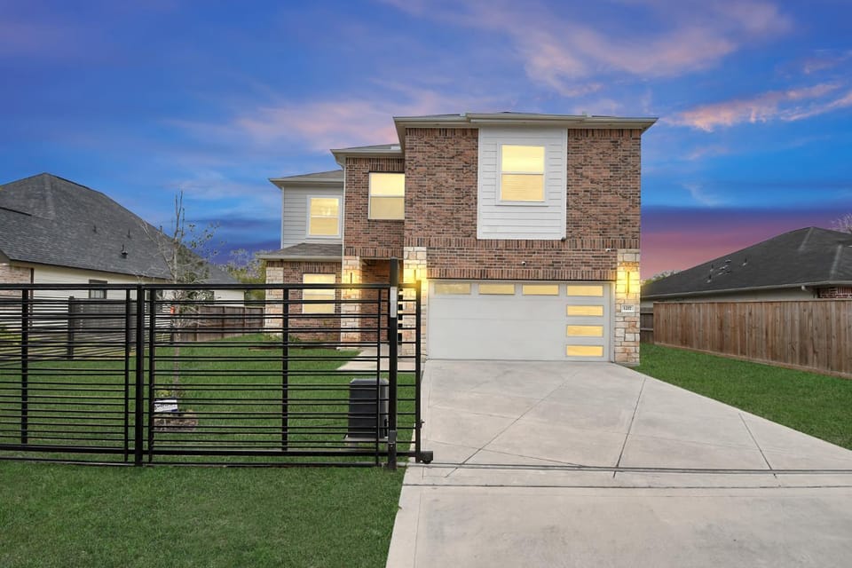 Property building, Facade/entrance, Day, Neighbourhood, Garden, Street view, Parking