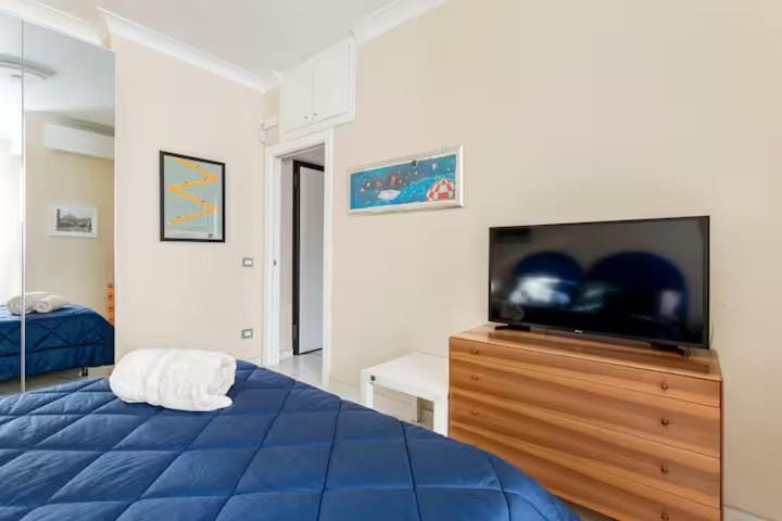 Bed, TV and multimedia, Bedroom, towels