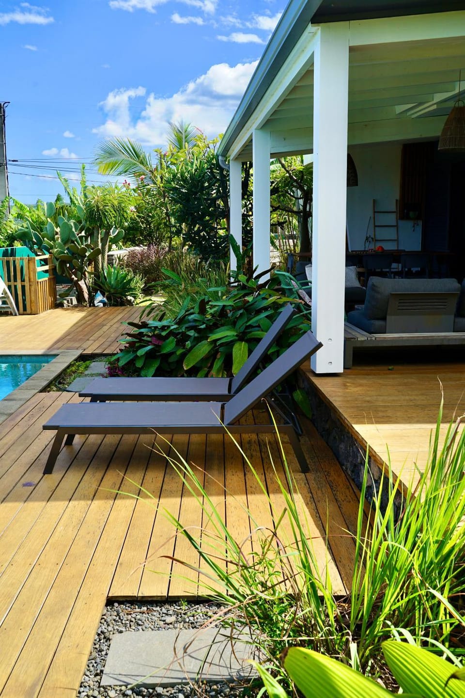 Patio, Swimming pool, sunbed