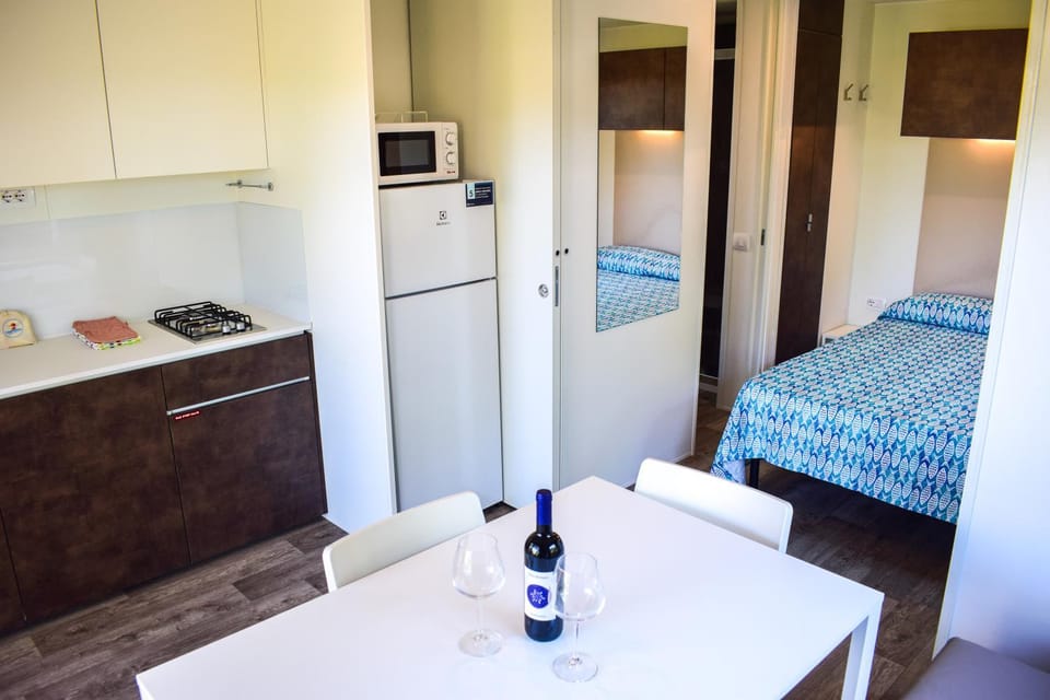 Kitchen or kitchenette, Photo of the whole room, Dining area