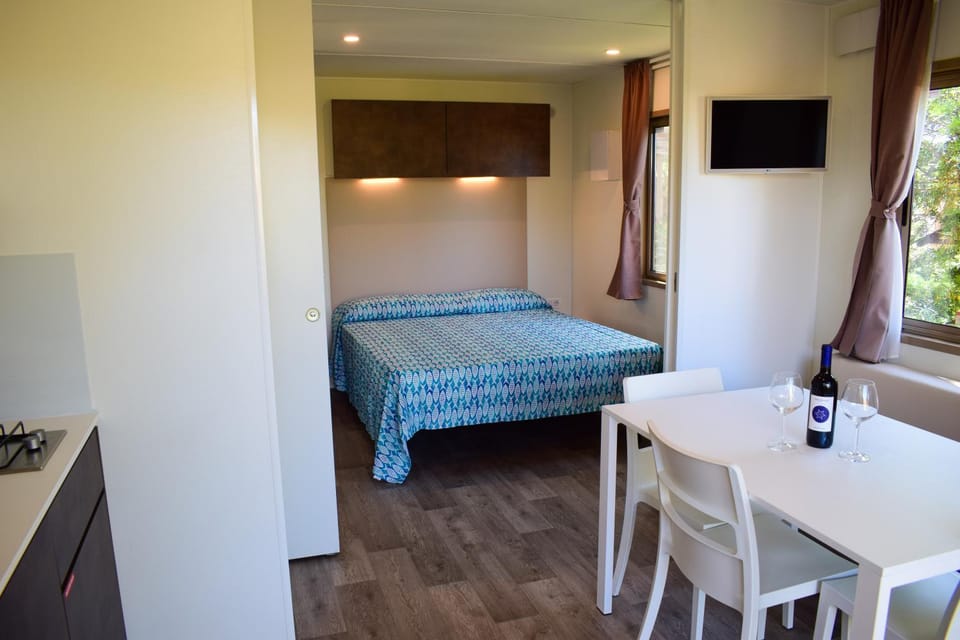 Photo of the whole room, Dining area