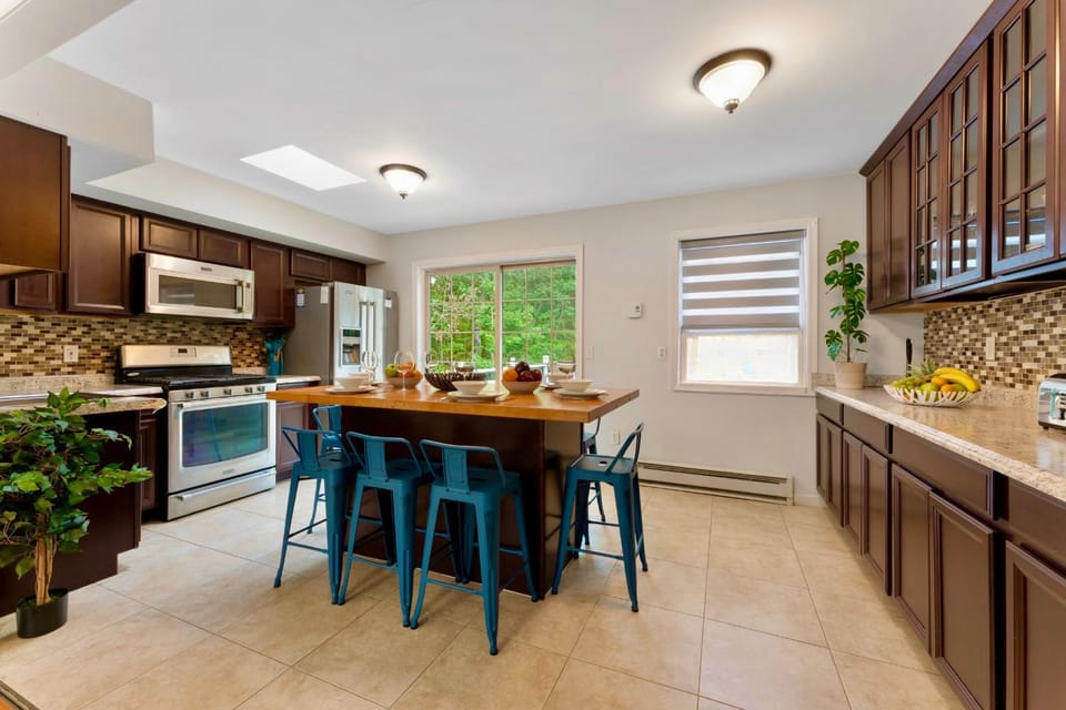 Gorgeous 4BR Home with Hot Tub,Pool& Sauna House in Stroud Township