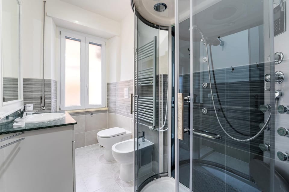 Shower, Toilet, Bathroom, bidet, towels