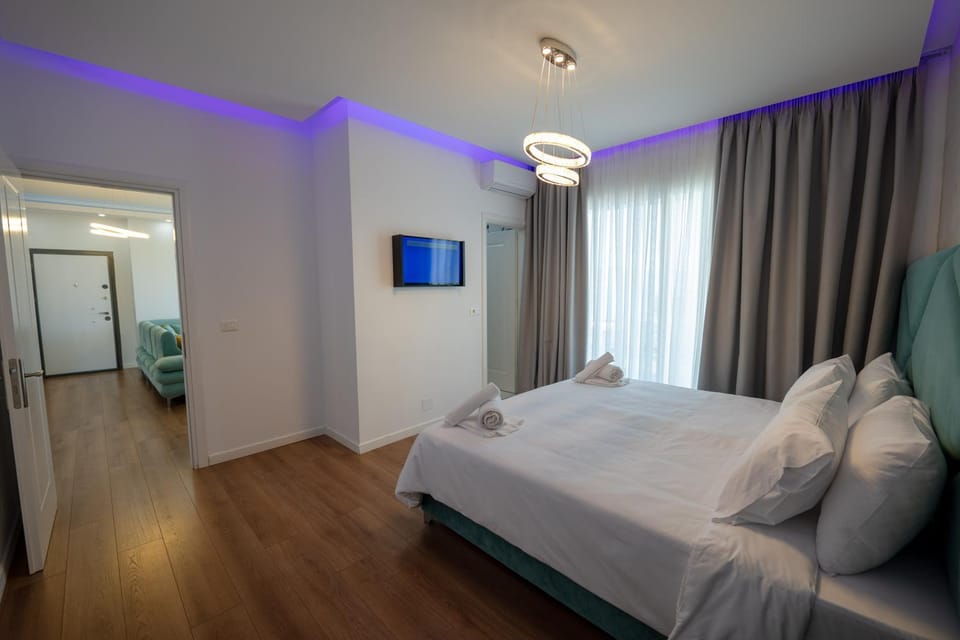 Bed, TV and multimedia, Photo of the whole room, Bedroom, towels